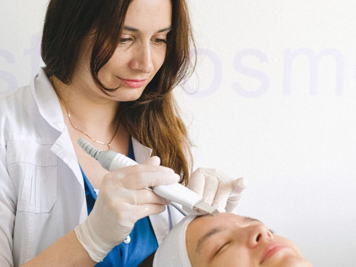 Procedimento estético facial em consultório