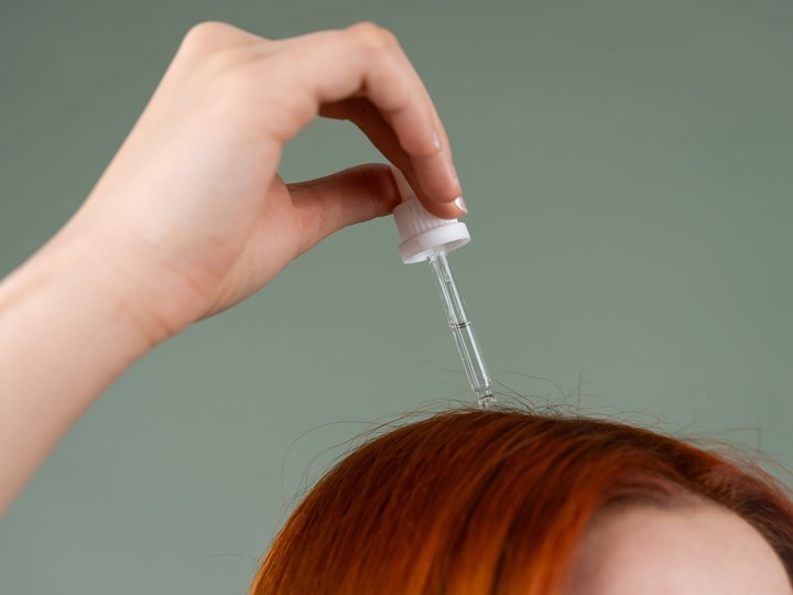 Aplicação de sérum no couro cabeludo com conta-gotas